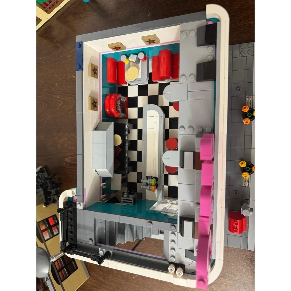 LEGO 10260 Creator Expert Downtown Diner 99% Complete with All Minifigures & Box
